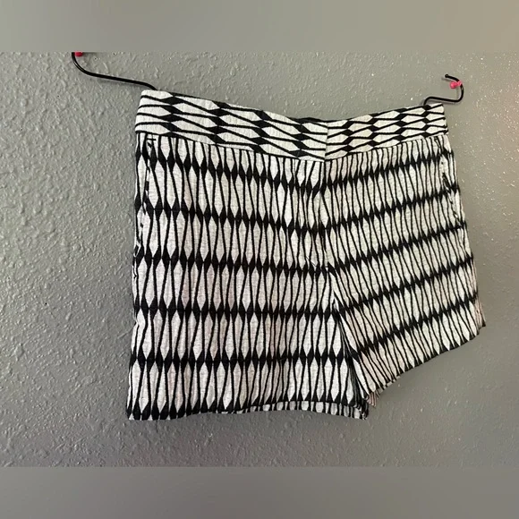 Woman’s Joe Fresh Brocade Cream and Black Shorts Size 8 New Used Condition - Picture 2 of 9